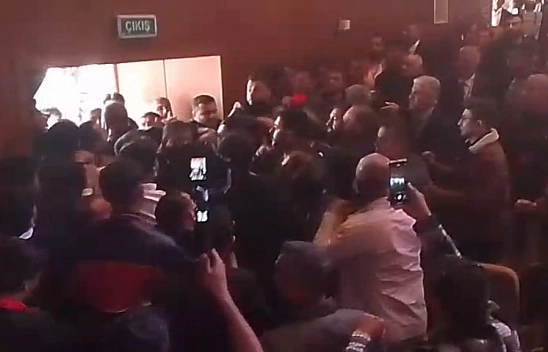 Malatya'da CHP il kongresinde kavga: Başkan konuştu, üyeler birbirine girdi