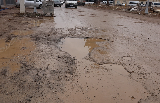 Malatya'nın Çamurlu Yolları Hem Sürücülere Hem de Yayalara Çile Olmaya Devam Ediyor!