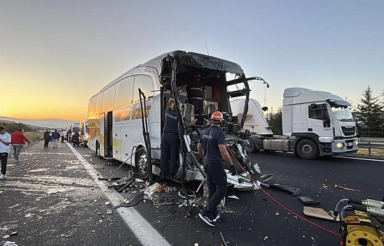 Malatya Otobüsü Bolu'da kamyona çarptı: 1 Ölü 10 Yaralı