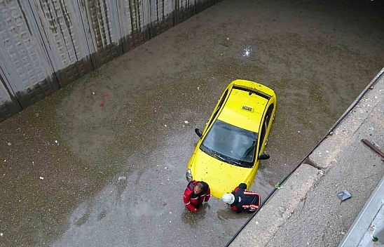 Malatya'da sağanak hayatı felç etti: Alt geçitler sular altında