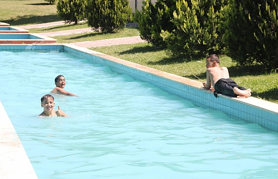 Malatyalı çocuklar süs havuzunda serinledi