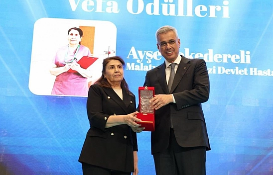 Malatyalı hemşire Ayşe Tekedereli'ye 'Yılın Hemşiresi' ödülü verildi