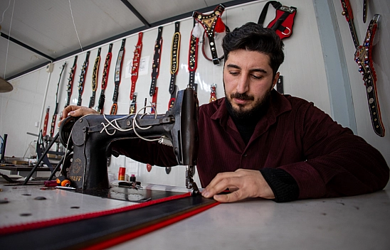 Malatyalı usta, el yapımı tasmalarıyla dünya pazarında