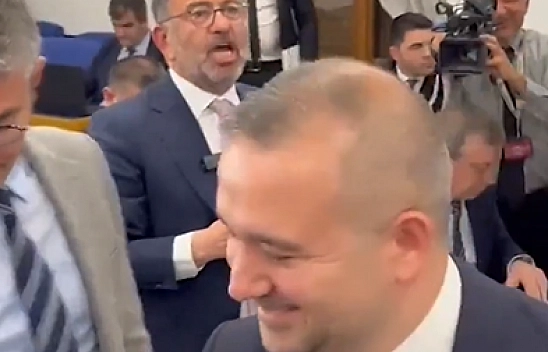 Malatyalı vekil önce tokalaştı sonra protesto etti: 'Fakir fukaraya darbe yapıldı'