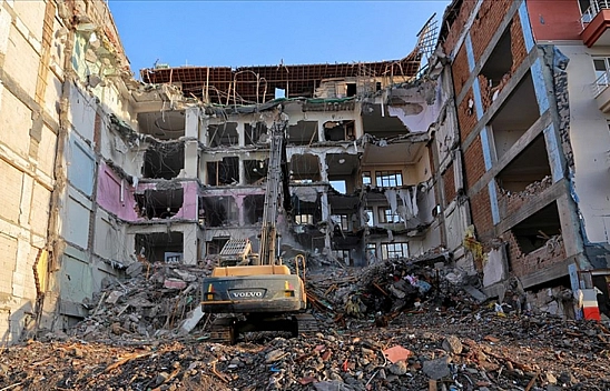 Malatyalılar can derdindeyken siz ihale peşindeydiniz| Kimleri zengin ettiniz!?