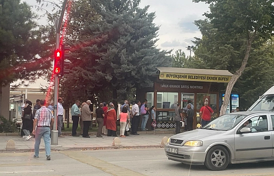 Malatyalılar saatlerce ekmek bekliyor! Üretim arttırılsın