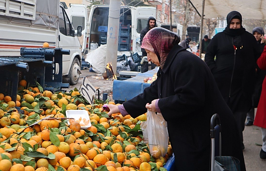 Malatyalılar Soğuk Havaya Rağmen Pazara Akın Ettiler! İşte Güncel Pazar Fiyatları….