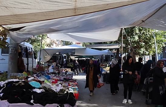 Malatyalılar uygun fiyat peşinde! Pazarda sebze fiyatları yüz güldürdü, meyve tezgâhları yine cep yaktı