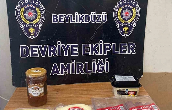 Marketten sucuk ve peynir çalan hırsız kamerada