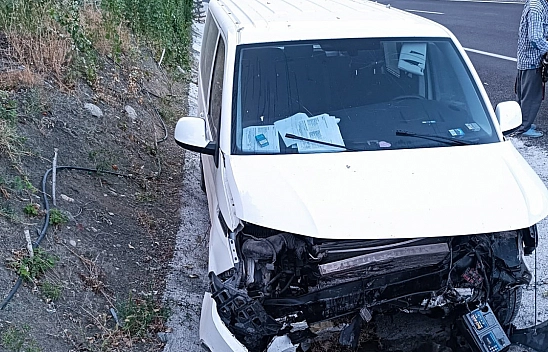 Menfeze çarpan araç sürücüsü yaralandı