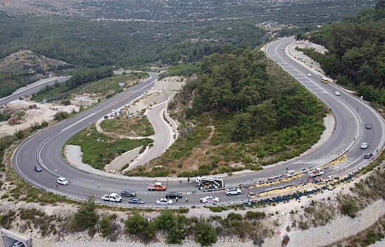 Mersin'de limon yüklü kamyon devrildi: 6 yaralı
