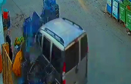 Meyve kasalarına daldı