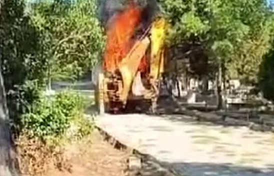 Mezarlıkta kepçe yangını