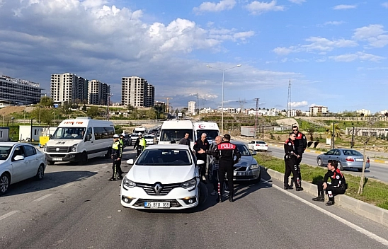 Minibüs ile iki otomobil çarpıştı: 1 yaralı