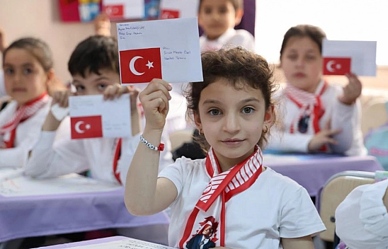 Minik eller yiğit yürekler için mektup yazdı