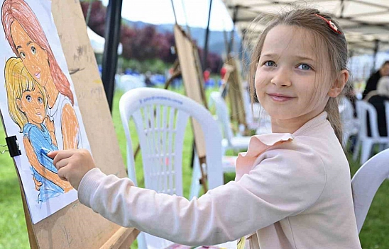 Minik ressamlardan Anneler Günü hediyesi