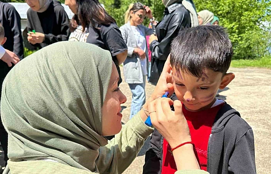 Minikler ablalarıyla oyun arkadaşı oldu