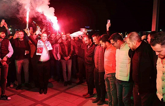 7'den 70'e herkes orada! Miting alanı değil, sahur halayı