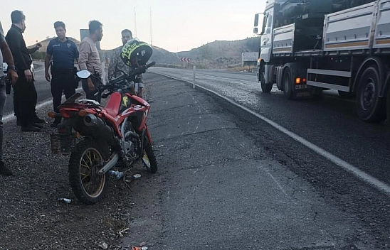 Motosiklet bariyere çarptı: 1 yaralı
