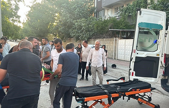 Motosiklet ile otomobil çarpıştı: 1'i ağır 2 yaralı