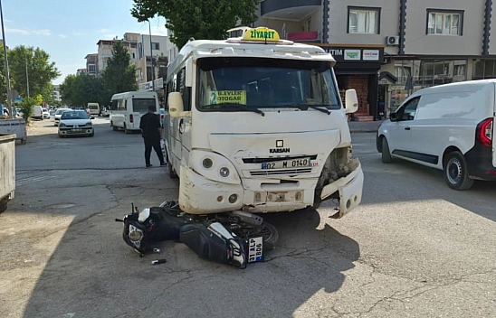 Motosiklet ile şehir içi minibüs çarpıştı: 1 yaralı