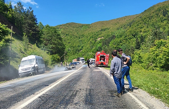 Motosiklet, minibüs ile çarpıştı: 1 ölü