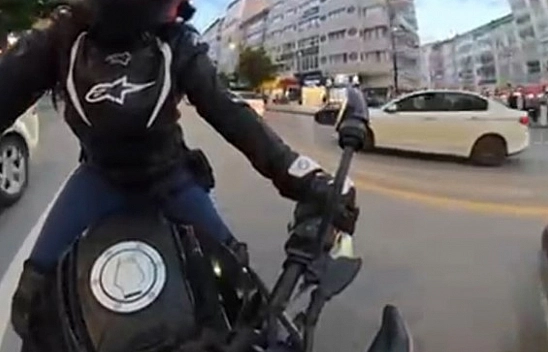 Motosiklet sürücüsü otomobile çarparak takla attı