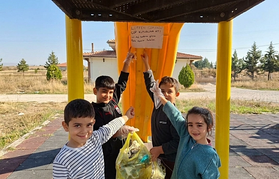 Muhtar çocuklarla sahaya indi! Sokaklar karış karış temizlendi!