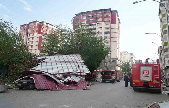 Muş'ta fırtına çatıları uçurdu