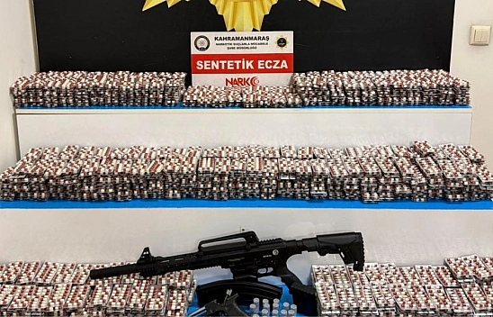 Narkotik operasyonunda uyuşturucu, silah ve para ele geçirildi