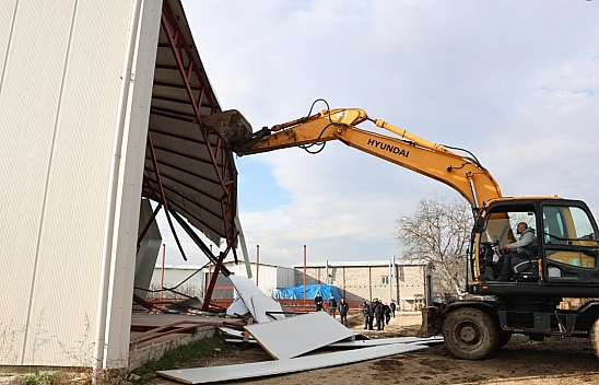 Tarım alanlarına kurulan fabrikalar yıkıldı