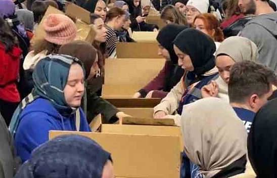 O belediye, deprem yardımlarını deposunda çürütmüş