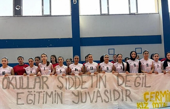 Öğrencilerin açtığı pankart duygulandırdı