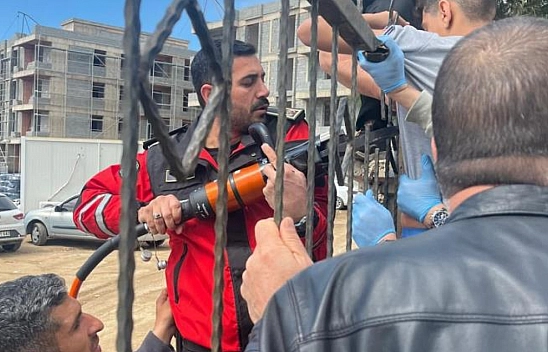Öğrencinin koluna demir korkuluk saplandı