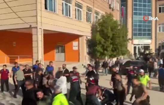 Okul önünde silahlı saldırı! Yaralı öğrenciler var!