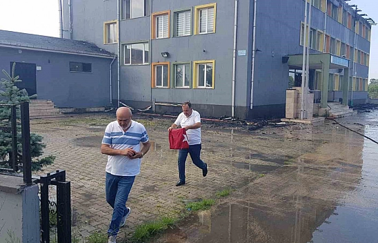 Okulun çatısı alevlere teslim oldu