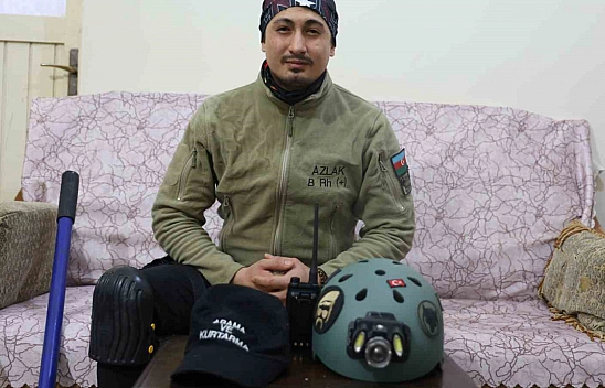 Depreme namaz kılarken yakalanan genç kızı enkazdan çıkaran gönüllü  o anları unutamıyor