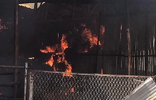 Otluk Alanda Çıkan Yangın Ahırı Küle Döndürdü