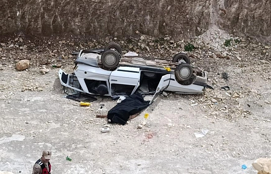 Otomobil 10 metrelik çukura düştü: 1 ölü, 1 yaralı