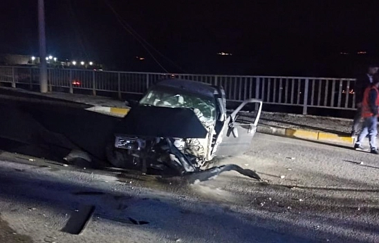 Otomobil aydınlatma direğine çarptı