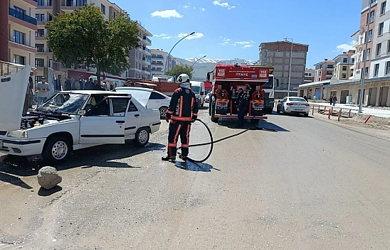 Otomobil bir anda alev aldı