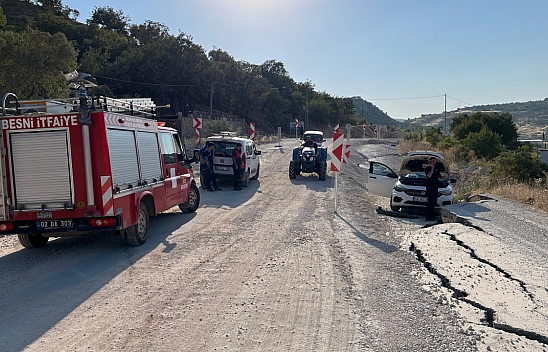 Otomobil, heyelanda yükselen asfalta çarptı