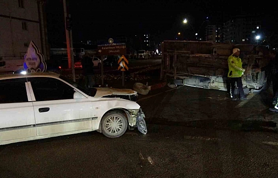 Malatya'da otomobil ile çarpışan kamyonet devrildi: 1 yaralı
