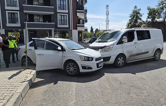 Otomobil ile hafif ticari araç çarpıştı: 1 yaralı