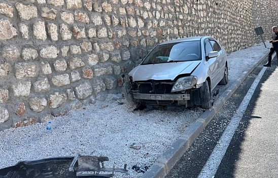 Otomobil istinat duvarına çarptı: 1 yaralı