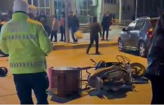 Otomobil motokuryeye çarptı