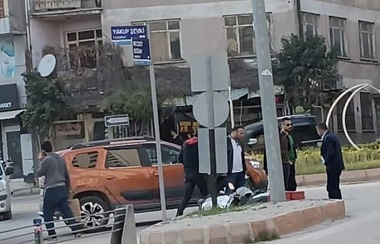 Otomobil motosiklete çarptı