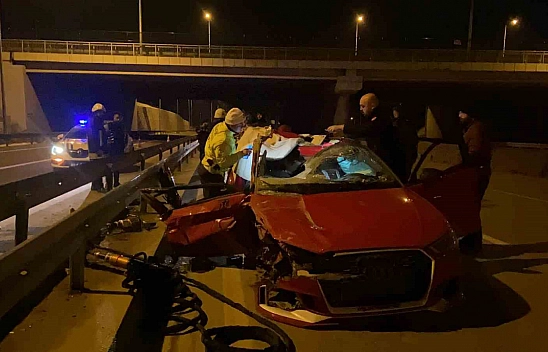 Otomobil önce tıra, ardından bariyere çarptı