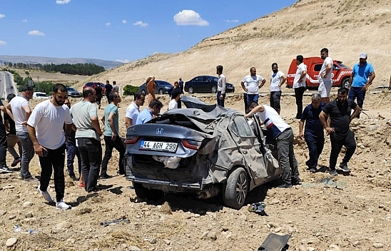 Malatya'da otomobil şarampole uçtu