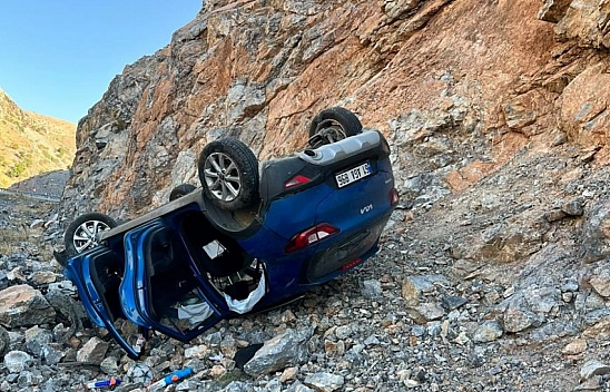 Otomobil şarampole yuvarlandı: 1'i çocuk 5 kişi yaralandı